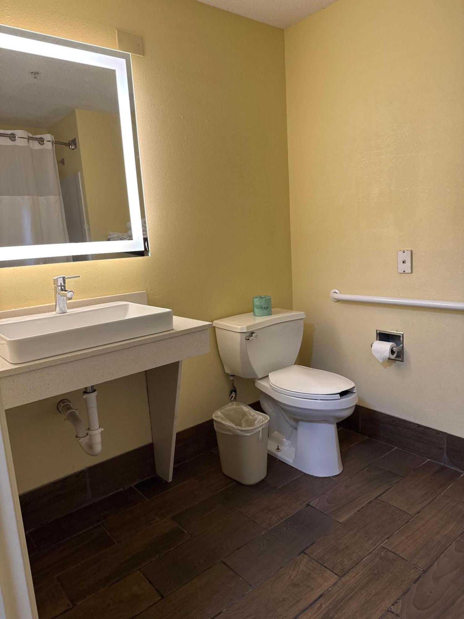 Deluxe Queen Room Disability Access or Non-Smoking